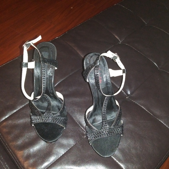 Ladies size 8 high heel shoes - Picture 3 of 7